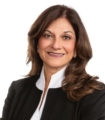 Portrait of Julie Mastry, REALTOR®.